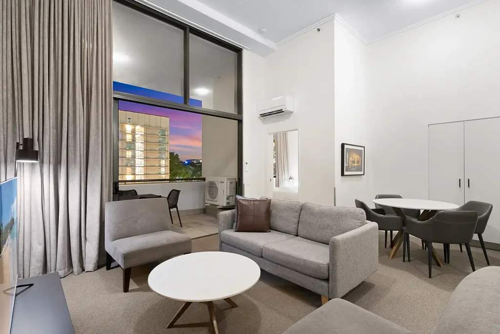 Brisbane City 2Kwarto High Ceilings, Leafy Outlook, Unbeatable CBD Location - Ideal For Owner Occupiers!