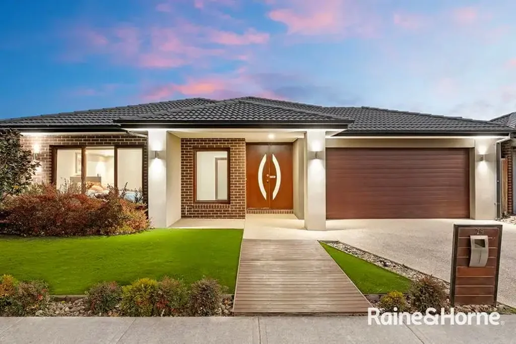 Clyde North 4 Slaapkamer What a modern Family home in Delray Estate , walking Distance to Club & Park.