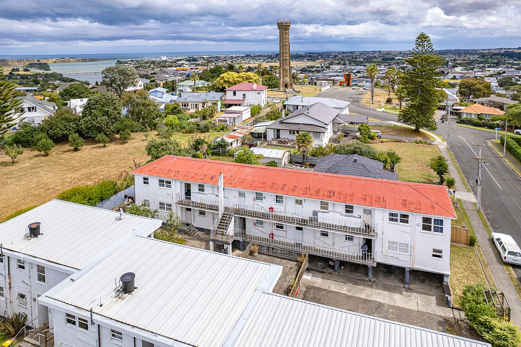 Durie Hill 12ਬੈੱਡਰੂਮ High Yield-8 unit block in sought after Durie Hill