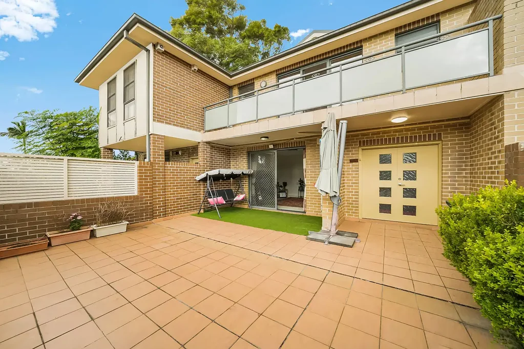 Toongabbie 3房 Toongabbie现代联排 3卧2卫 双车库 开放式布局 自然光线充沛 社区便利低维护 Spacious Townhouse Living in Toongabbie