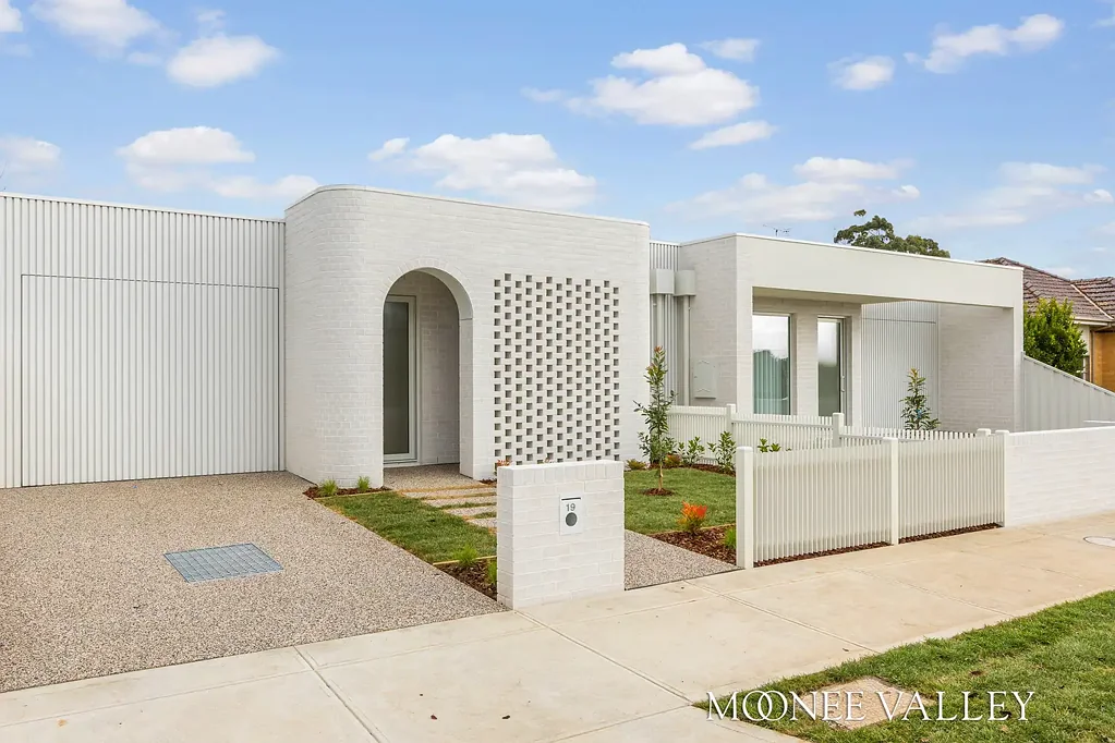 Airport West 4બેડરૂમ Architectural Luxury by Exhibit Homes