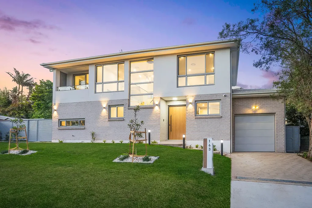 Oyster Bay 4房 全新设计住宅 四卧三独卫 Miele高端厨房 石材台面 开放式明亮空间 双层门通草坪庭院 Villeroy & Boch浴室 二楼家庭室 遥控车库 内通道 额外车位 大型洗衣房近名校 Architect-Designed, Brand New Luxury Home