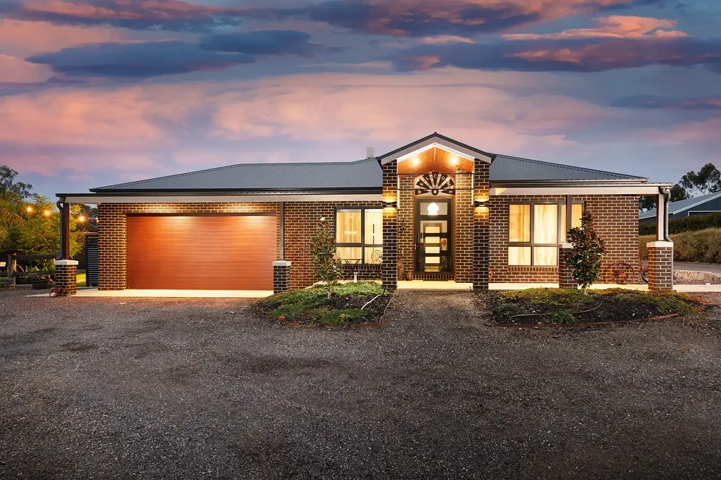 Bonegilla 4 Bedroom BONEGILLA - Luxury Family Entertainer on 4,394m² with Pool & 5 Bay Shed
