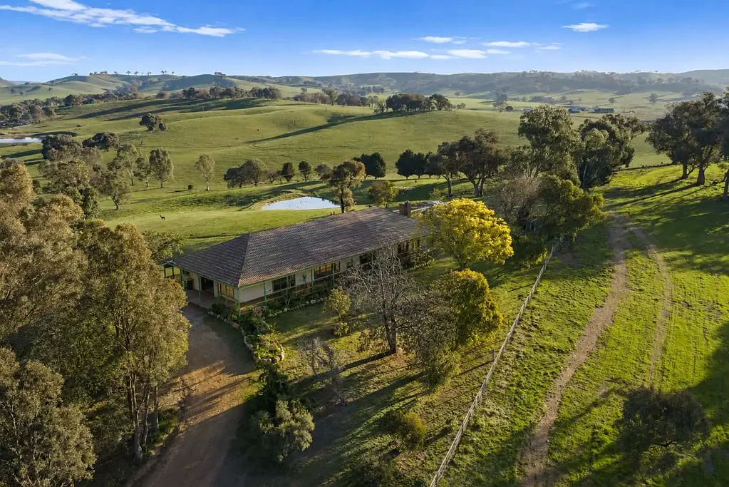 Merton 3غرفة نوم Light filled brick farmhouse with stunning views!