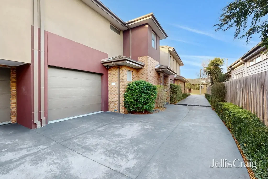 Mckinnon 2 Bedroom Sun filled, contemporary living in Mckinnon zone