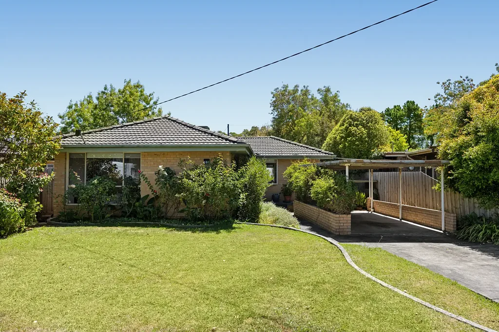 Malvern East 3房 Malvern东宁静角落 650sqm阔地 朝北后院 自然光充沛 温馨实用布局 主卧带套 步行至学校商圈 公园步道近便 Convenient Locale. North-facing Rear. Future Potential.