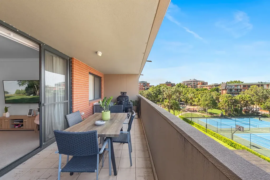 Erskineville 1Kwarto 94sqm Internal facing one bedroom apartment w/ parking + storage box