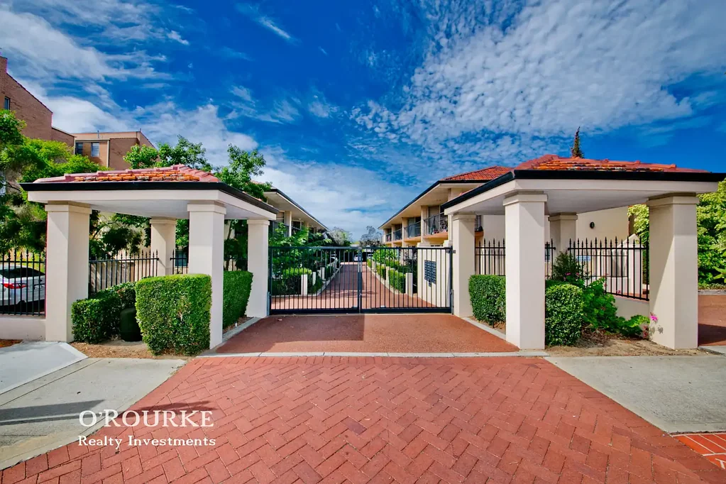 GREAT ONE BEDROOM APARTMENT WITH SHOPS A STROLL AWAY!