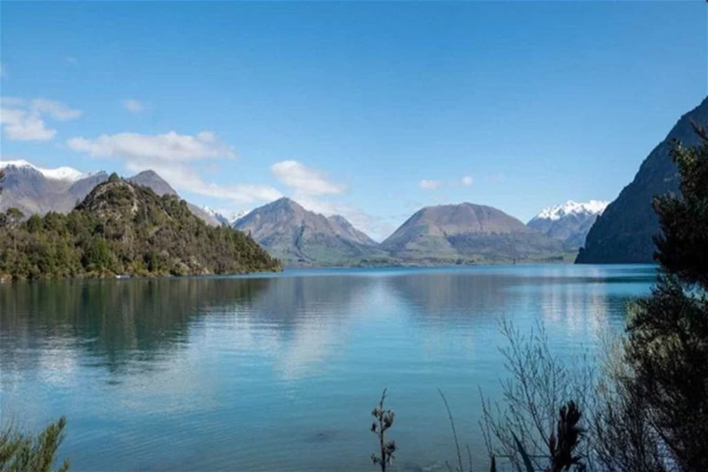 Glenorchy 稀缺湖畔地块！享开阔湖景与山景，兼具灵活性、私密性与长期价值！ Rare Waterfront Landholding