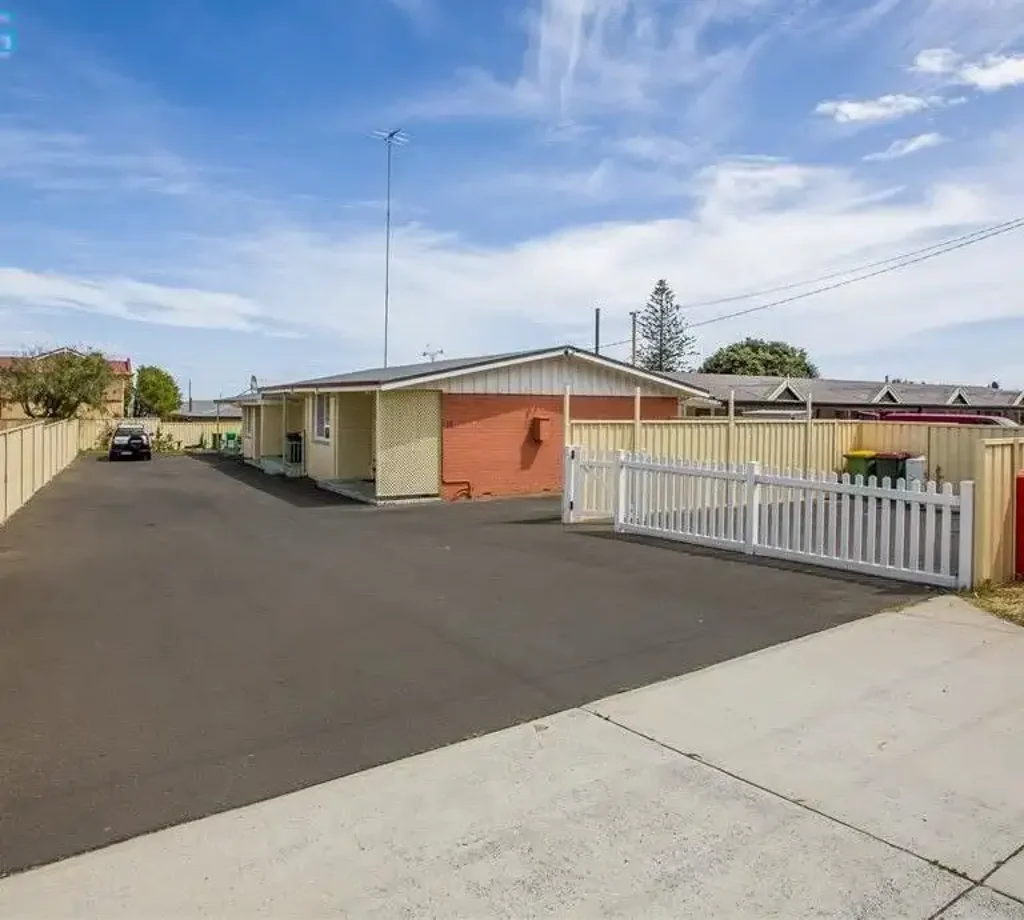 Bunbury 4chambre Four Units on one Title