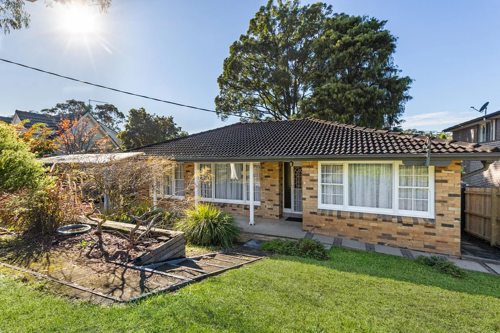 Wahroonga 4房 复古住宅魅力  Miele厨房舒适  多功能空间潜力  步行公交学校  宁静社区便利 Exciting options for this tightly held mid-century gem