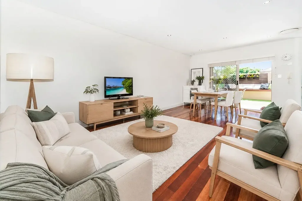 Sunlit Coastal Townhouse in a Prime Lifestyle Location