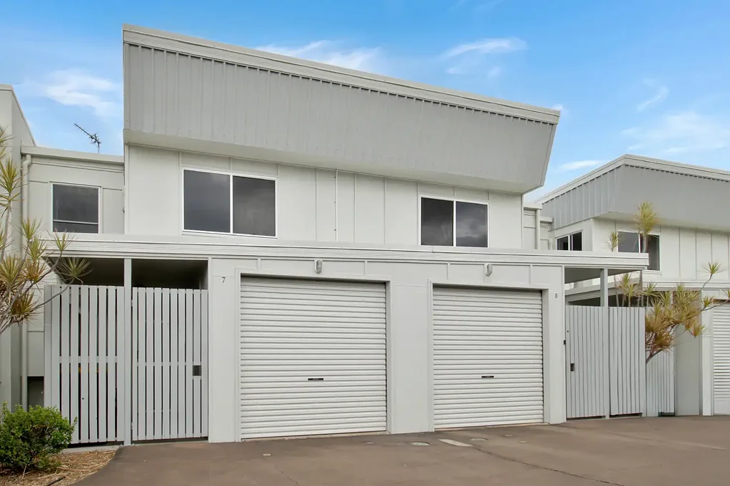 New Auckland 3房  MODERN SPLIT LEVEL UNIT, FULLY AIR-CONDITIONED WITH SOLAR!