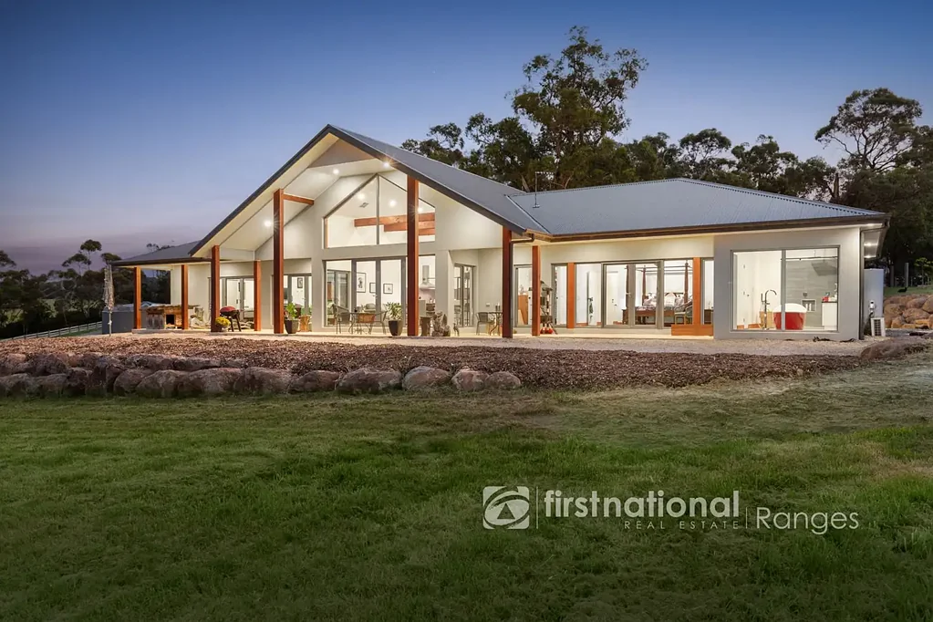Hoddles Creek 4部屋 DUAL LIVING MODERN MASTERPIECE ON 12 ACRES (approx.) WITH VIEWS AND A LARGE SHED