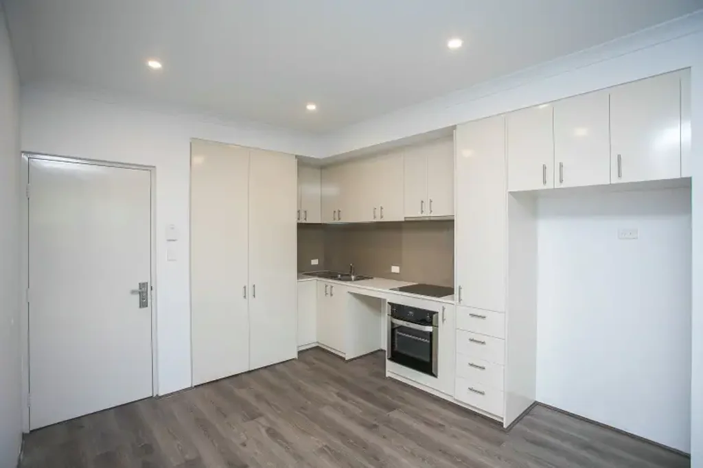 Modern 2 Bedroom, 2 Bathroom  Apartment + 1 Carbay + Courtyard