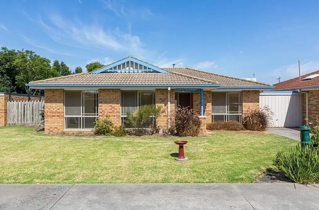 SWEET UNIT IN THE MOST PEACEFUL COMPLEX IN THIS SEASIDE SUBURB