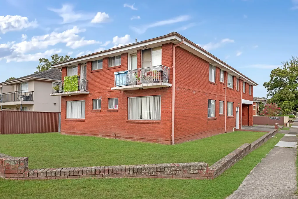 Merrylands 10房 黄金转角地块 600㎡总地 5套两居室 双砖结构 巨大翻新潜力 现场停车 配车库 高密度区划 理想土地储备 步行达学校商圈 Entire Block of 5 Units – Solid Investment Opportunity