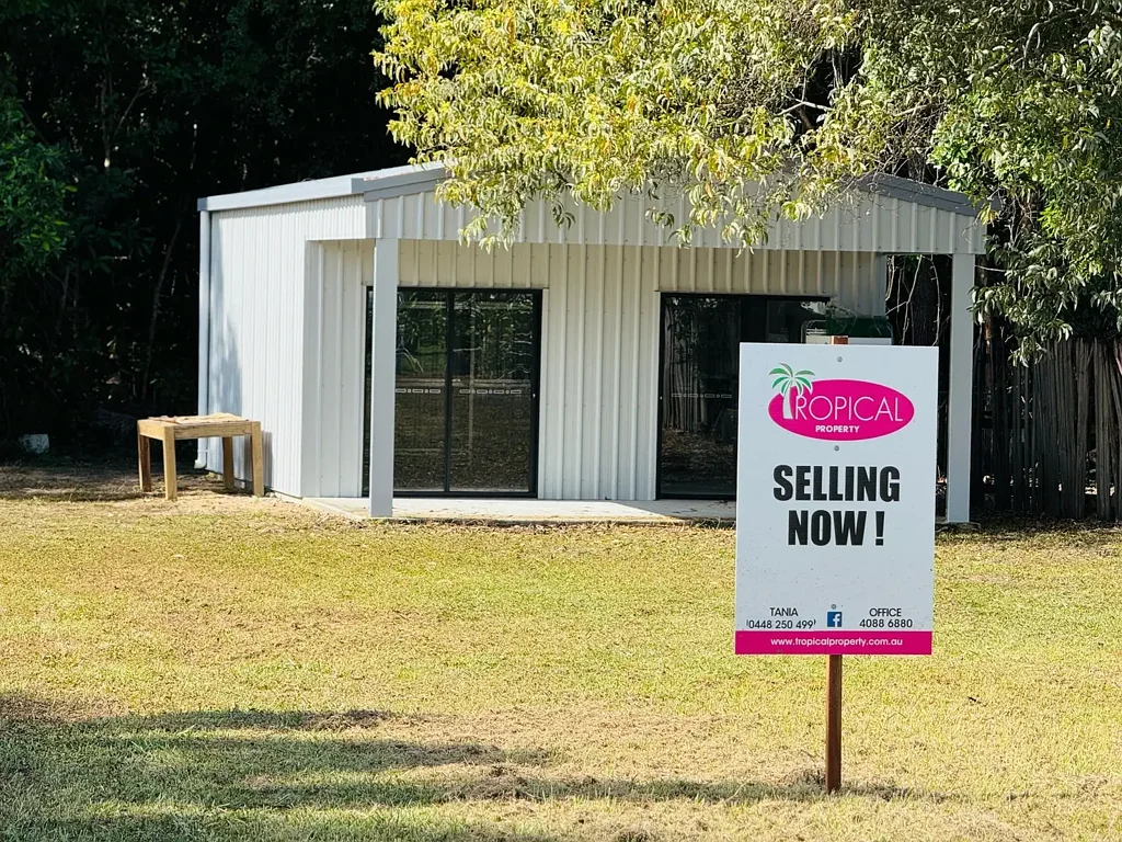 South Mission Beach Backing onto Reserve with a shed !