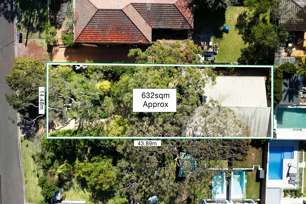 Woolooware 3房 特色三卧小屋 632sqm宽地块 更新开发潜力 设备齐全厨房 宽敞客厅餐厅 三宽敞卧室 主卧套间浴室 朝北后院露台 三车位车库 步行学校咖啡馆 邻近海滩商圈 Character Cottage | Development Potential