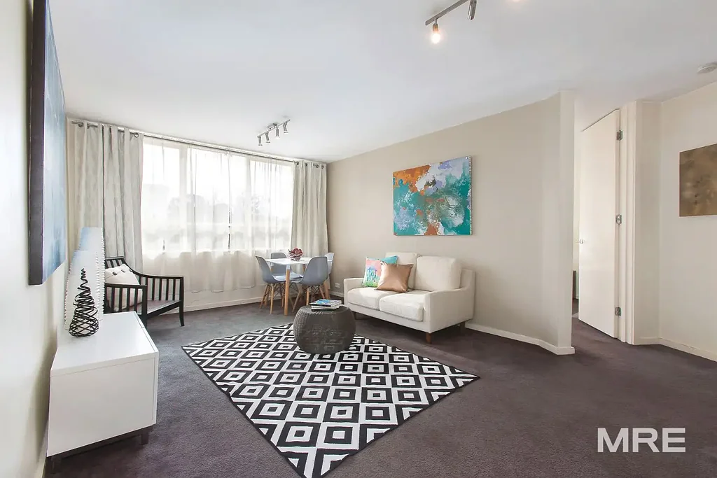 Sundrenched and spacious apartment on the Yarra Trail