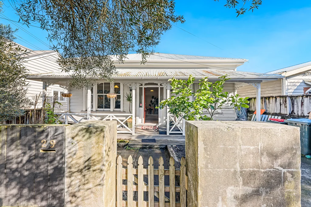 Grey Lynn 4 Bedroom Space Station: Home & Income, Massive Potential.