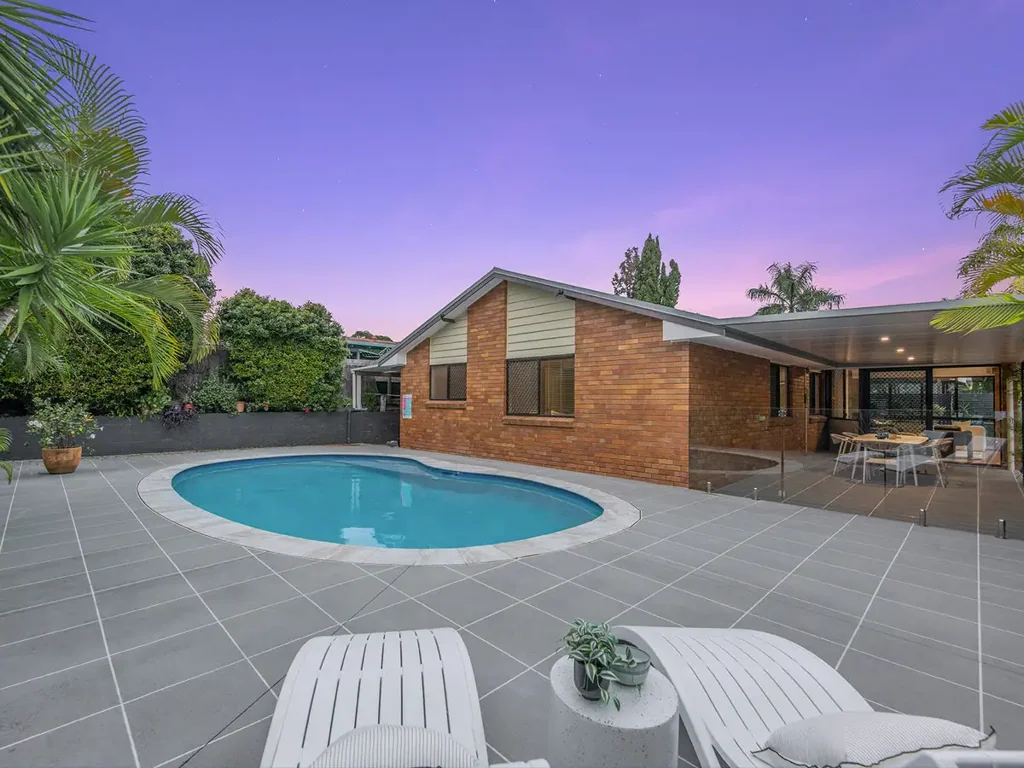 Middle Park 4침실 Expansive Corner Allure with Sunlit Living Spaces and Poolside Serenity