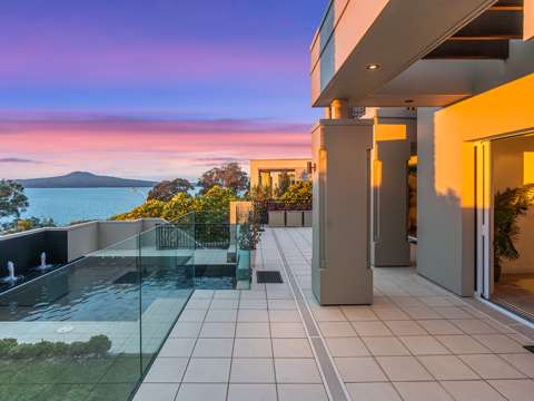 Saint Heliers 5房 绝美海景豪宅，1209㎡大地，Rangitoto全景视野，四位车库+酒窖+加热泳池​，顶尖学府加持！​ Unmatched waterfront living with panoramic views