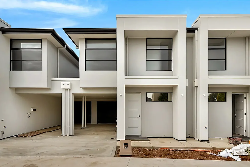 EXECUTIVE TOWNHOUSE!