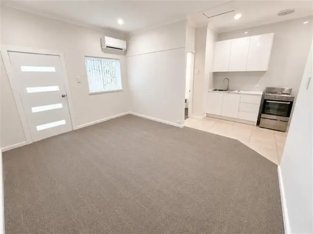 Freshly Renovated 2-Bedroom flat with Tandem Parking