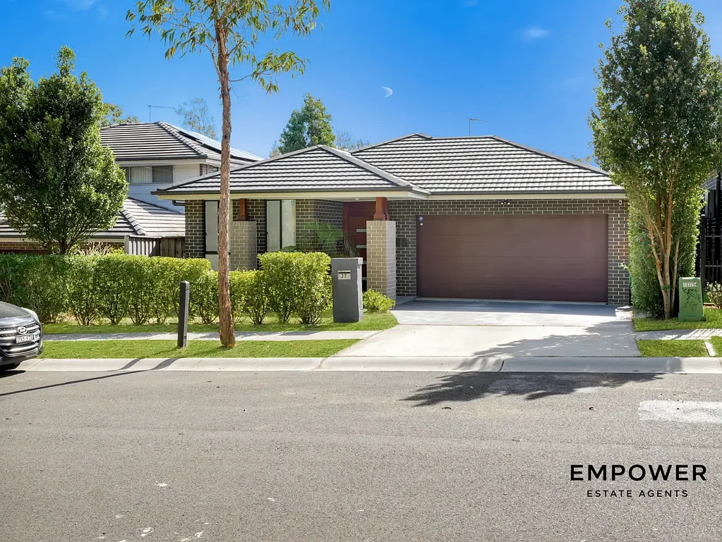 Airds 4 Slaapkamer Spacious Family Home in Newbrook Estate with Alfresco, Solar Panel & Designer Kitchen