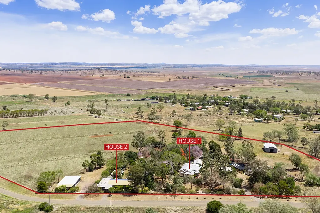 Gowrie Mountain 7Phòng ngủ Two Homes, Extensive Shedding,17.5 Acres, Town Water, Bore - Endless Possibilities, 10 minutes to Toowoomba