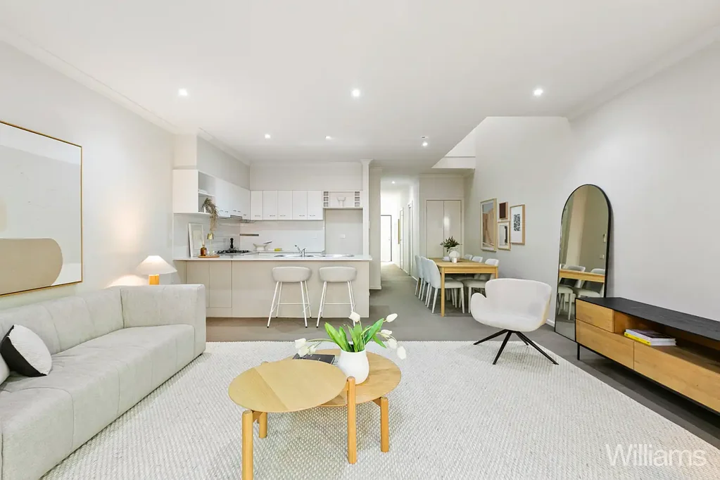 Newport 2房 临街独立面 Newport Lakes近邻 现代双层设计 开放式厨餐区 低维护后院 双卧带套间 全屋冷暖系统 安全车库配置 交通购物便利 Stylish Townhouse Offering Comfort, Space and Location