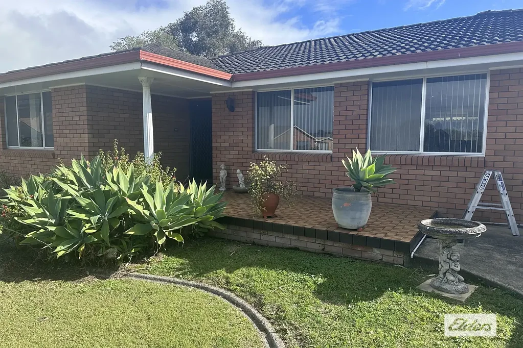 Comfortable 2 Bedroom Home with Sunroom & Rear Access