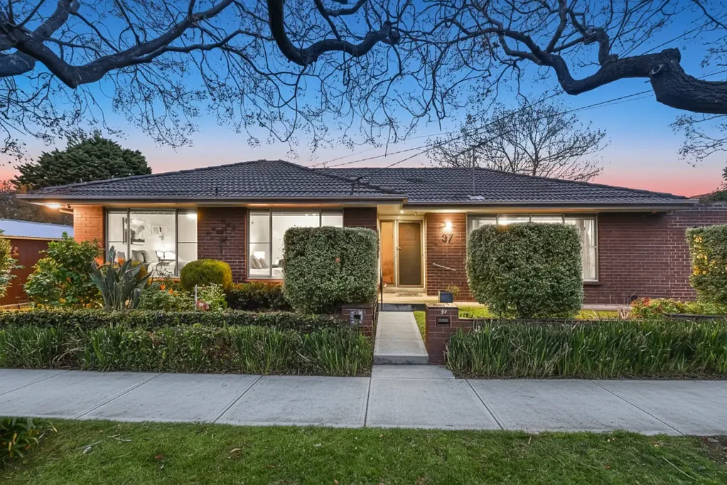 Oakleigh East 4 Slaapkamer The Brief: Expansive 600sqm block with wide frontage and long proportions