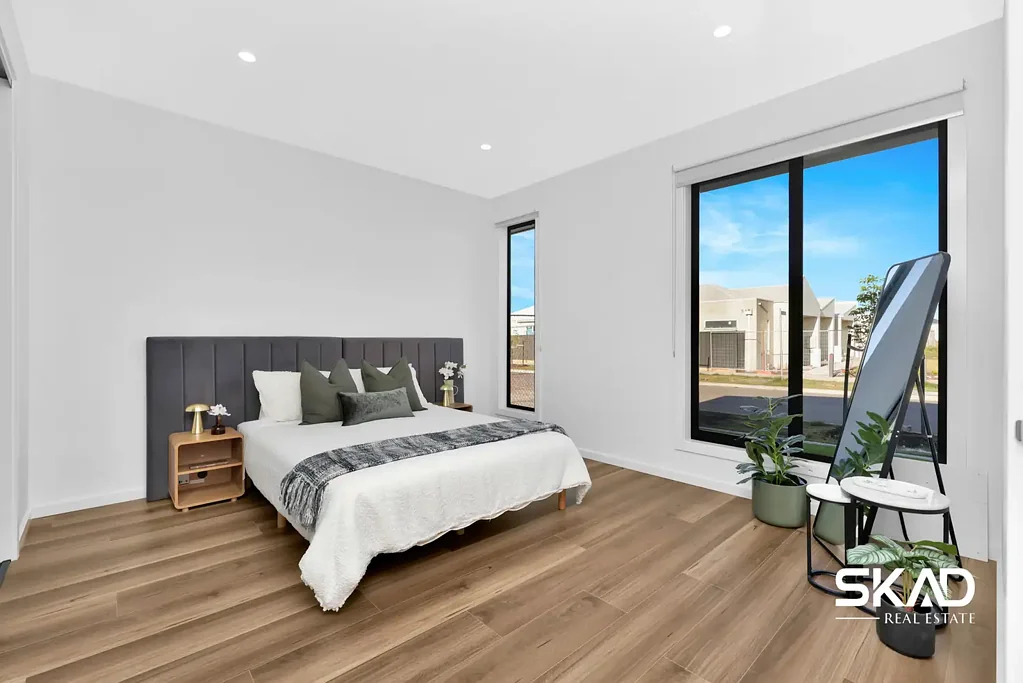 Mickleham 4房 建筑师设计四房  主卧步入式衣帽间豪华套间  设计师厨房瀑布边缘石材台面  三菱分区空调博世安防系统  环氧树脂双车库  步行至Craigieburn Village  靠近Hume高速与学校公园 Live in Style & luxury at Most Desirable Location !!