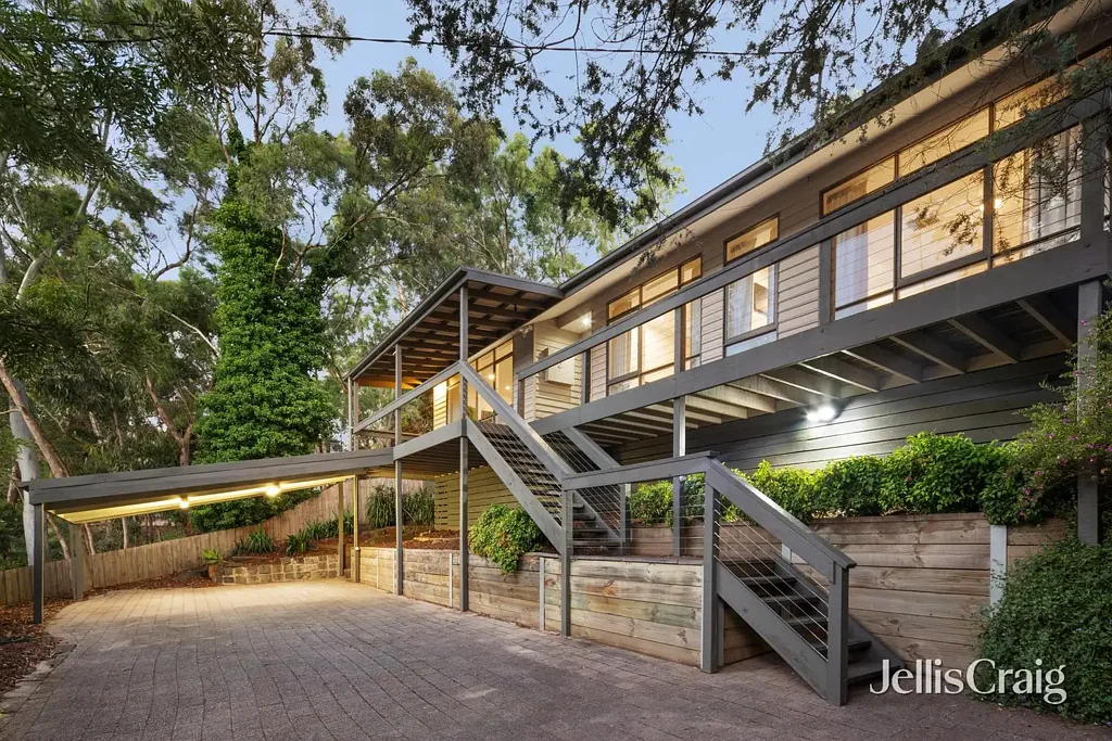 Diamond Creek 3房 宽敞地块977平米 距离中心步行之遥 Bosch厨房电器 自然光线充沛 主卧带套间 后院梯田改造 双车位车库 中央冷暖系统 Privacy, Location, And Lifestyle Appeal