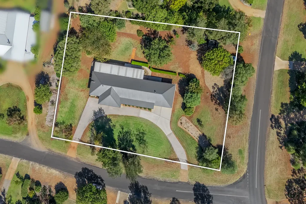 Dubbo 4房  Beautifully Renovated on a Full Acre