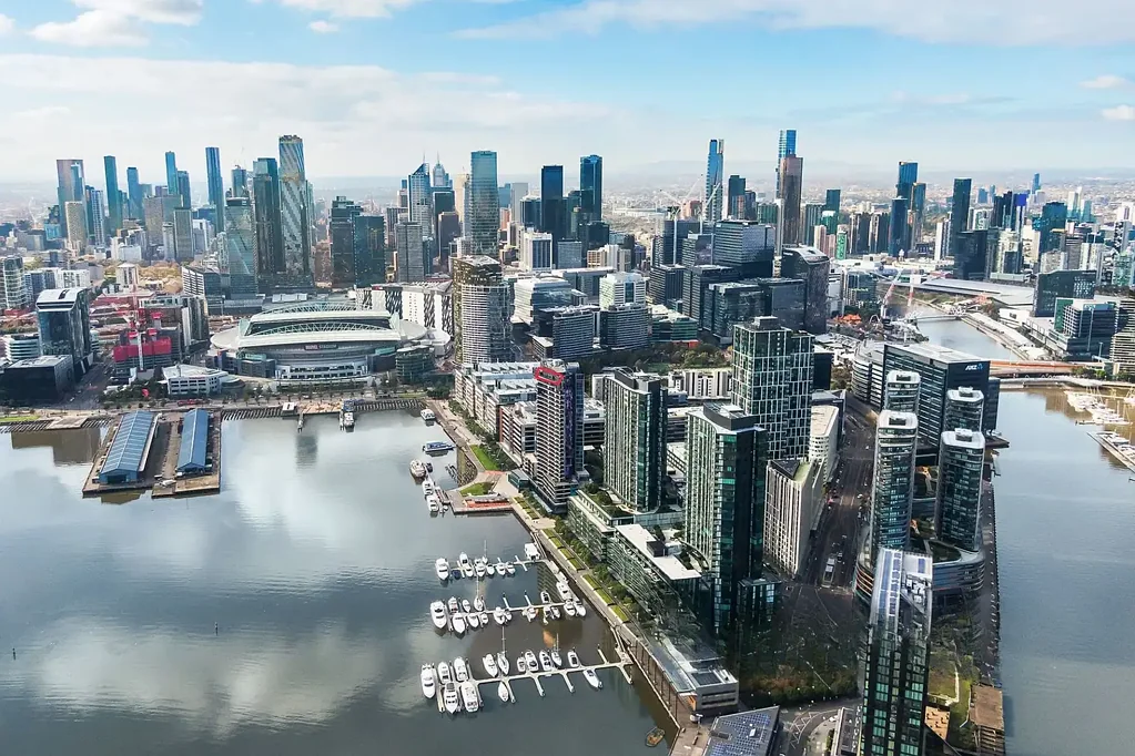 Docklands 3房 双层顶层奢邸 壮丽天际景观 环绕娱乐阳台 高端厨房设计 四车位含充电站 精英设施齐全 水岸休闲便利 A Rare Waterfront Double Story Penthouse Offering Sophistication & Unmatched Views