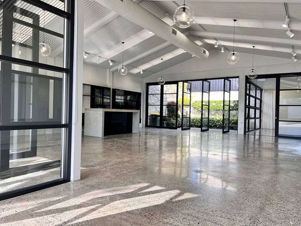 Newton PREMIUM STANDALONE SHOWROOM / OFFICE