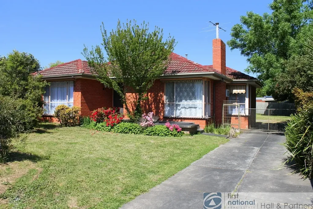 Well maintained Cozy home with huge Shed and close to Amenities