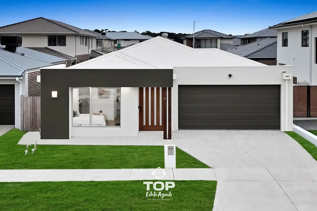 Beautifully Presented Luxury Living in Smiths Lane Estate!!