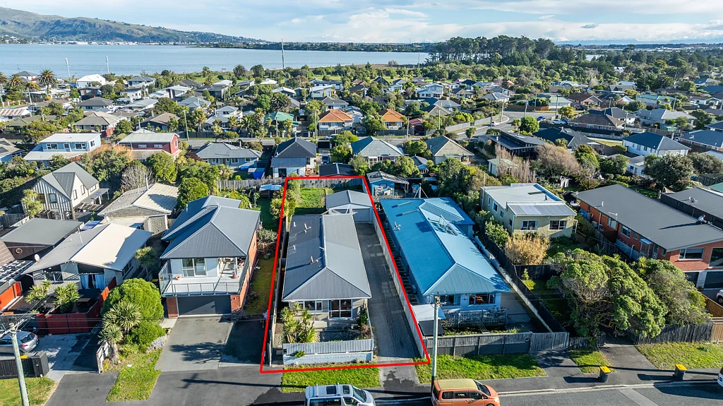 South New Brighton 4chambre Beachfront Investment - Block of two units!