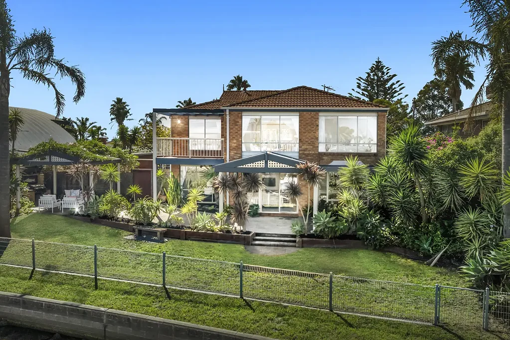 Patterson Lakes 5ห้องนอน Secure Waterfront Family Living with Private Jetty, Multiple Living Zones & Boat on a large 723m2 block