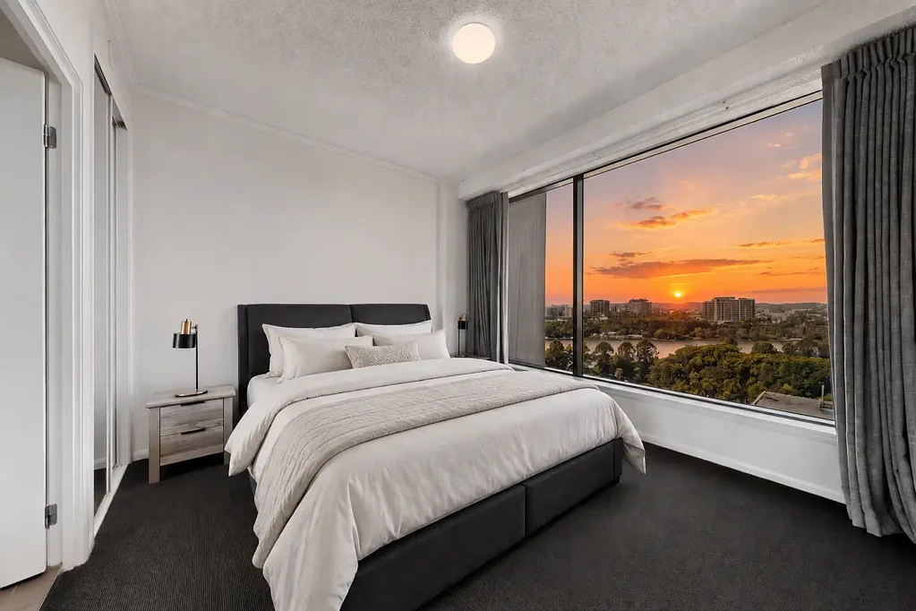 Brisbane City 2房 19楼高层视野 宽敞全装修 开放式设计 河流景观 现代美学 市中心便利 Elevated Luxury in a High-Demand CBD Location