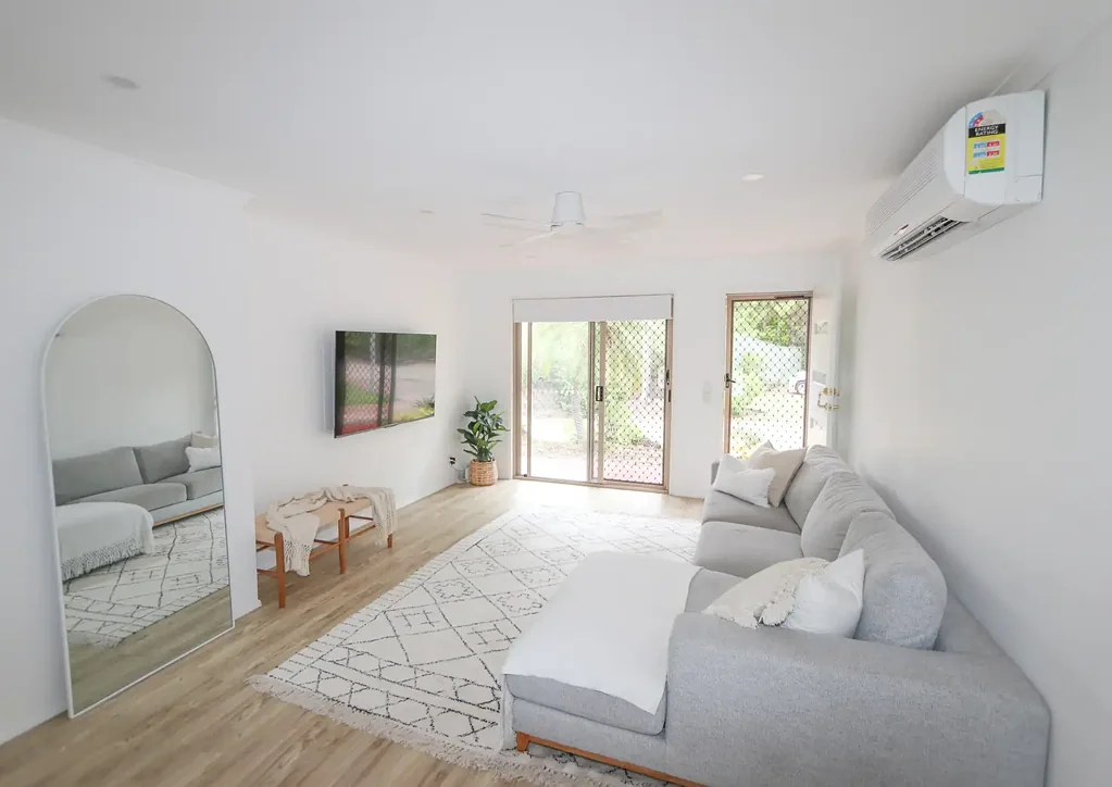 Ashmore 2Zimmer Stunning Duplex in Boutique Complex