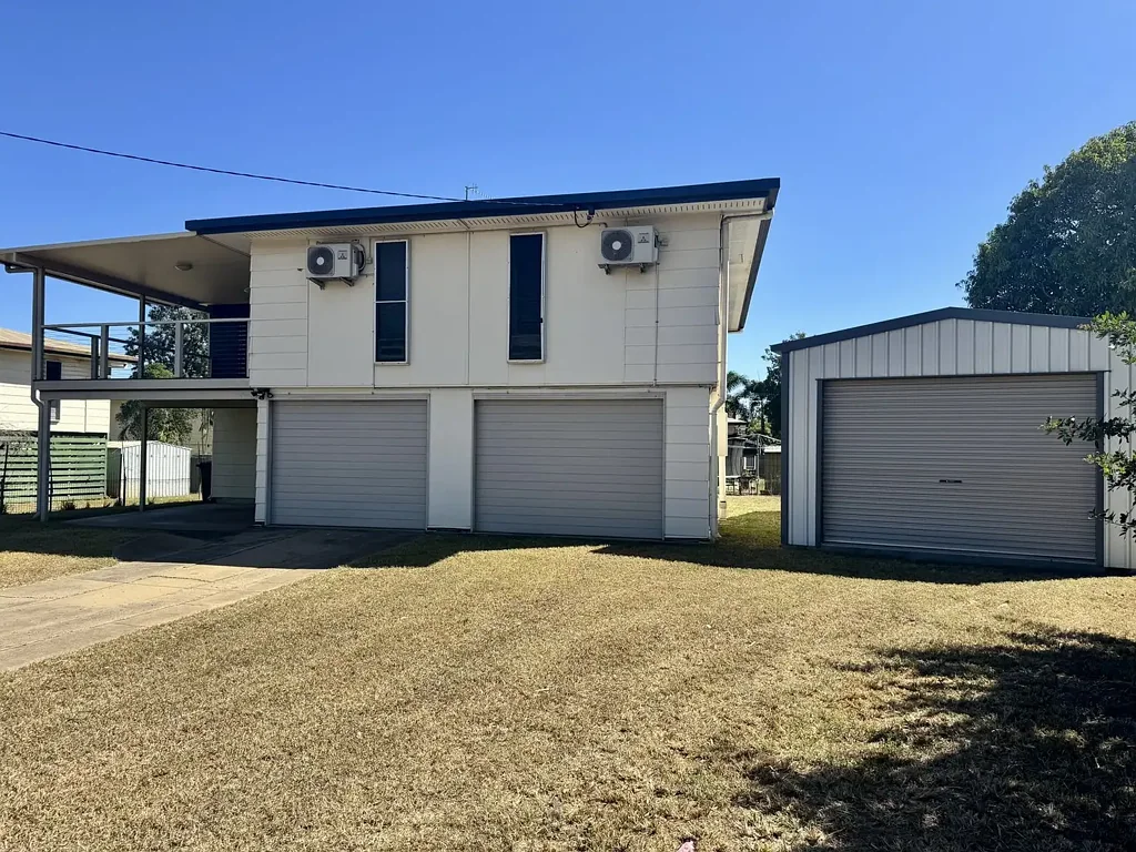 Moranbah 5房  STYLISH HOME, RARE INTERNAL STAIRCASE, AND POWERED SHED – THIS ONE HAS IT ALL!