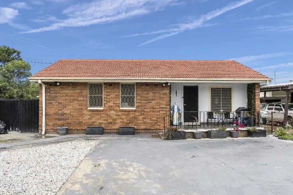 Miller 5ਬੈੱਡਰੂਮ Dual living opportunity: Renovated home with a modern granny flat