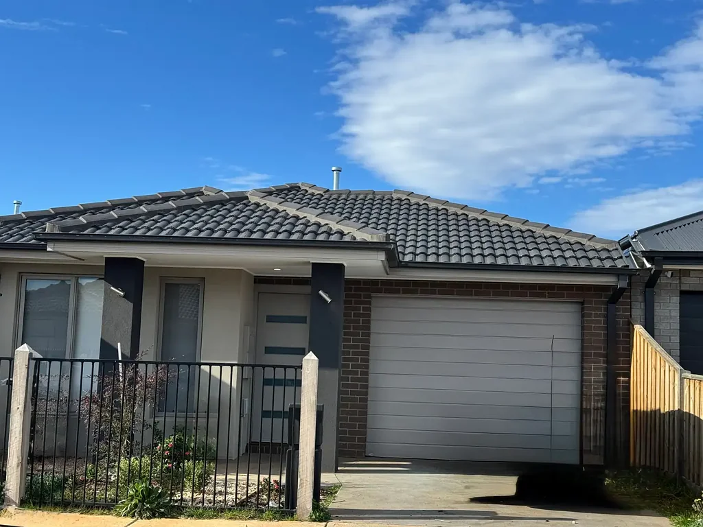 9 DELHI GROVE, ROCKBANK VIC 3335 -   FAMILY HOME  AVAILABLE FOR RENT!