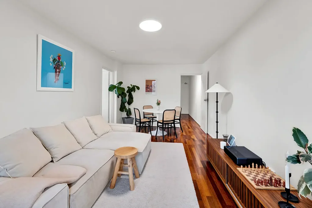 Bright apartment with two carparks