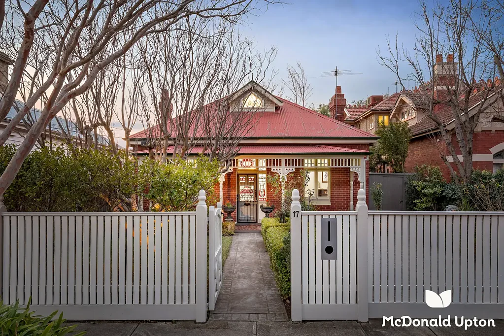 Moonee Ponds 3房 Moonee Ponds高端地段 联邦时代魅力 精心更新 内部舒适 优雅客厅 现代厨房 主卧避风港 游泳池 便捷生活 Period Charm meets Contemporary Living